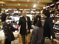 世界各国のワイン生産者が多数来店します。生産者とお客様の架け橋になるのはあなたです。