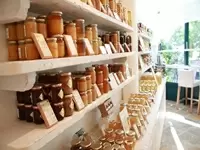常時60種類以上のはちみつが並ぶ店内。