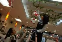 店舗の飾りつけも大事なお仕事です！