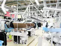 クリーニングならではのニオイが落ち着く工場。品質維持を目指してスタッフ全員で協力し合っています。