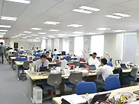 清潔感があり広々としたオフィス。社員同士のコミュニケーションも活発です。
