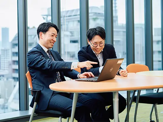広々としたワンフロアのオフィスは、全ての部署のメンバーの顔が見える作りです。