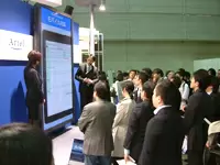 当社の製品は、各方面からの注目を集めています。展示会では、ブースから人が溢れるほどの大盛況でした。