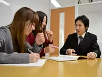 密に情報共有を行って仕事に取り組んでいます。社員1人ひとりのアイデアがサービス開発に繋がります。