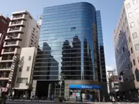 東京本社の新オフィス外観。すぐ横に東京メトロ「新宿御苑駅」があり通勤が便利です。