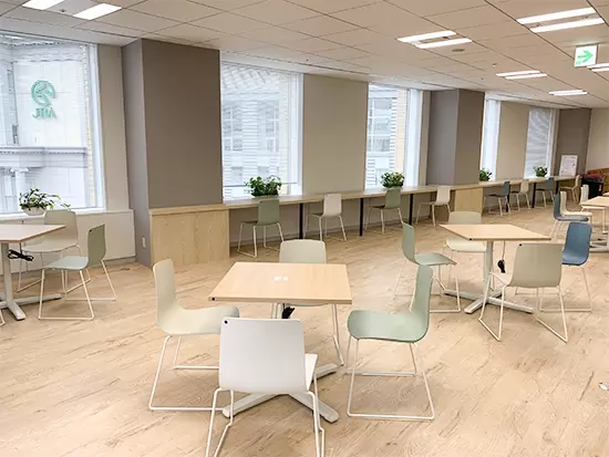 社内にはランチや休憩時にくつろげるリフレッシュルームも！出社時も快適に過ごせます♪