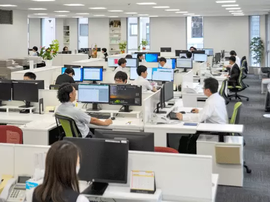 社員一人ひとりに広めのデスクが用意されています◎