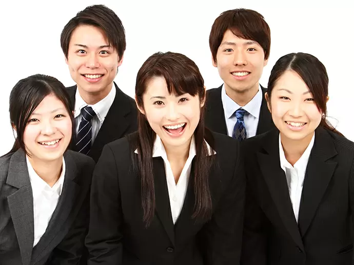 男女比5:5で男女ともに活躍中です。中途入社100％の環境 で自由度の高い職場です。