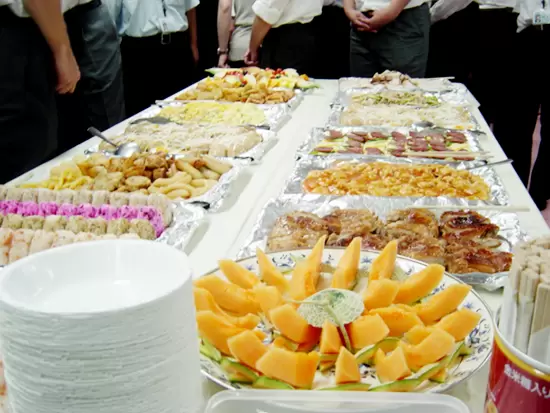 社員同士の仲の良さも当社の魅力。豪華な食事が並ぶ帰社日などイベントも楽しいですよ！※現在は自粛中