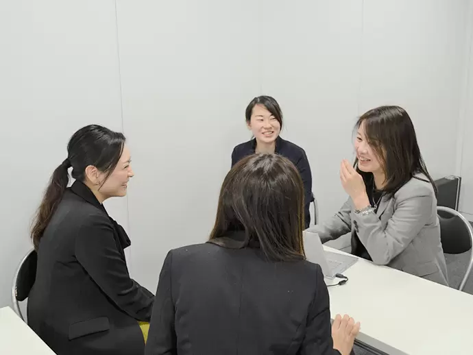 女性社員も多く、集まれば笑い声がたえません！