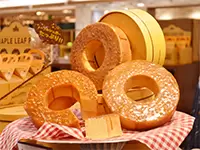 キラキラ光るバームクーヘン。おみやげにしたら皆に喜んでもらえそうです。