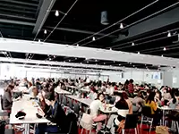 思わず立ち寄りたくなる！当社自慢のカフェテリア。スイーツフェアなどもあって、ランチタイムが楽しみ！