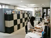シンプルなインテリアで統一された閑静なオフィス。