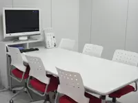 できたばかりのキレイなミーティングルームでお客様との打ち合わせを行います。