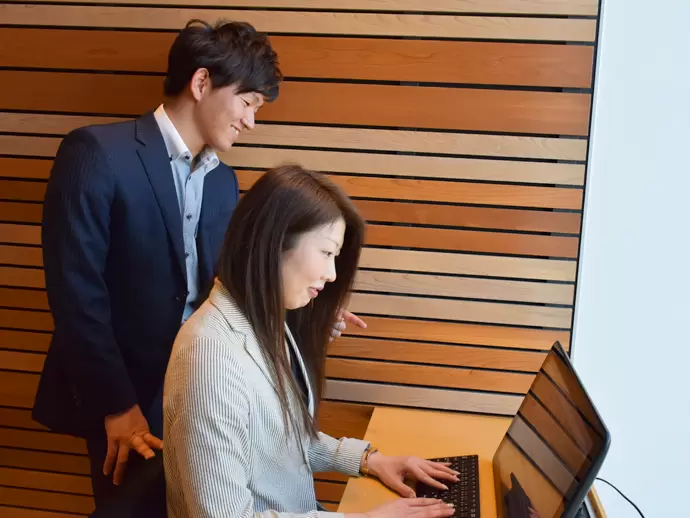 社員が協力し合って、業務を進めています。