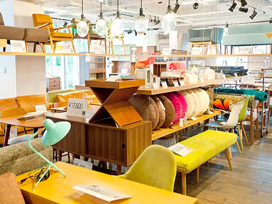 生活雑貨も販売しており、ディスプレイは店舗ごとに相談し合って設置しています♪