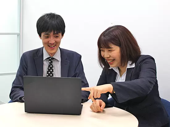 ITや営業の知識がなくてもかまいません。6ヶ月間、先輩が丁寧に研修を行います。