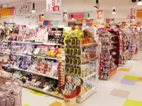 エントランス付近にはネイルストーンやウィッグなどを陳列して、女性向けの売り場づくりに注力！