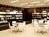 当社に併設しているセミナールーム。オリジナルのe-ラーニングや書籍、手帳が所狭しと並んでいます。