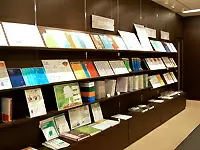 「研修、通信教育、e-ラーニング、アセスメント」の4つの面から、人材育成を支援しています。