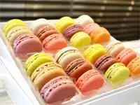 看板商品の「マカロン」。キレイな店舗で、カラフルでかわいいスイーツに囲まれながら働けます♪