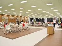 クリエイティブラウンジでは昼食やミーティングが開催されています。