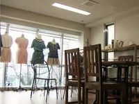キャットストリート沿いの東京ショールームはガラス張り。街行く人がショップだと思ってのぞきにくることも