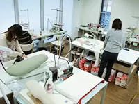 社内にはパタンナー、縫製、生産管理などの専門スタッフもおり、仕事が早くスムーズに進みます