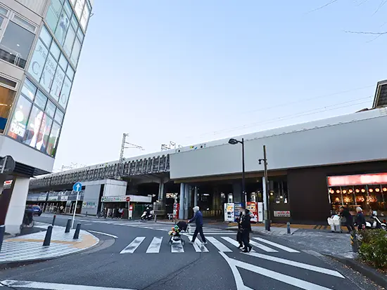 新横浜駅すぐ横！新幹線ホームに手が届きそう！ガラス張りビル2F、大型ビジョンが目印！