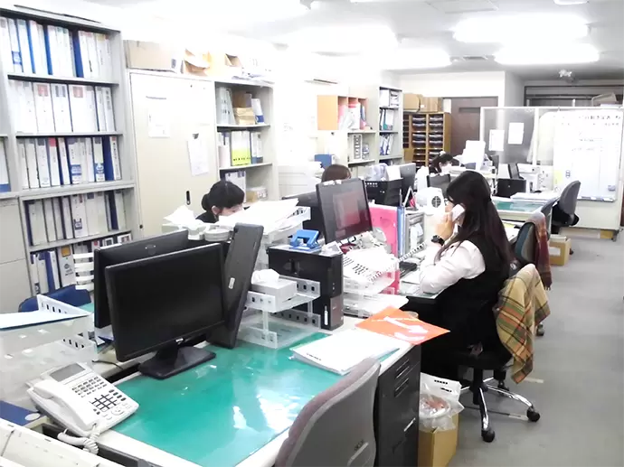 社内は静かで落ち着いた雰囲気です！