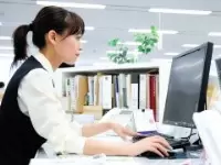 デスクワークがメインですが、社内外問わずたくさんの人と接点を持ち、会社と人を影ながら支える仕事です。