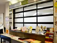 職員室前には、様々な本が！学校行事や部活動にも力を入れている学校です