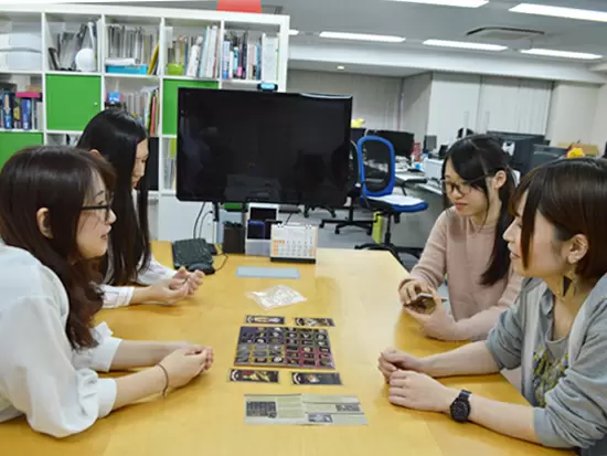 業務時間中にボードゲームのテストプレイをみんなでやり、楽しむことも日常茶飯事です♪