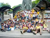 ネイティブ講師と一緒に動物園へ！教室を飛び出して、遊びながら英語を学ぶイベントです。