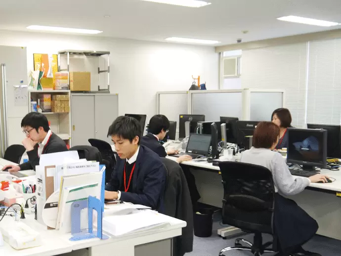 落ち着いたオフィスで活躍することができます。オフィスの近くには多くのグルメスポットがありますよ♪