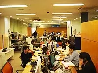明るくリラックスした雰囲気の社内。ウッドパーテーションと大きな鏡をレイアウトして働く姿もかっこよく。