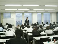 宅地建物取引主任者（宅建）取得のための研修を実施。一生使える不動産のスキルを身に付けられます。