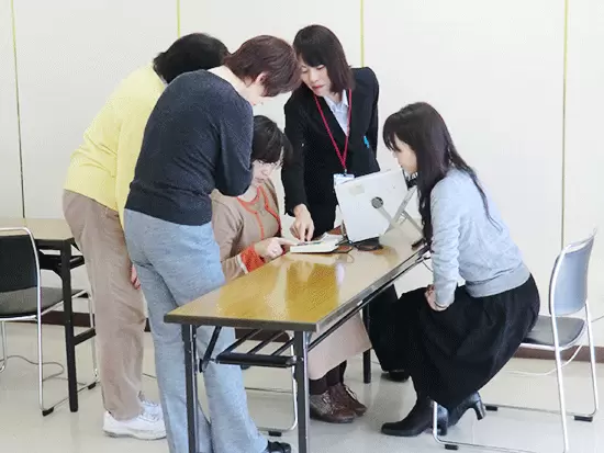 看護師などの医療従事者向けの就職相談会を定期的に開催しています。