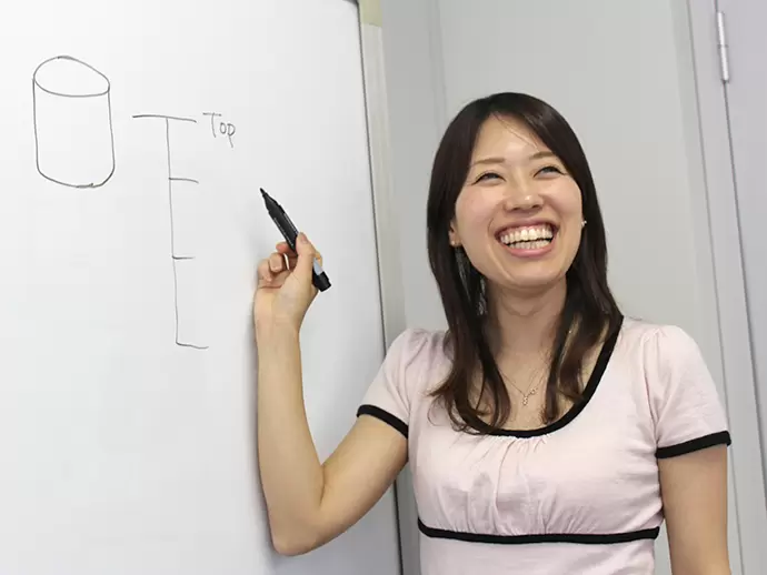 分からないことがあれば、上司や先輩に気兼ねなく声をかけてください。親身に相談にのります。