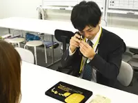 買取サービスを行う時に使う道具。重さやカタチを考慮して、値段を決めていきます。