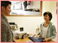 お客様へ商品をお渡し。接客の基本「笑顔」はいつも忘れません！
