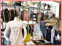 ジーンズだけではなく、様々なファッションアイテムを取り揃えています。