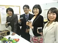 休憩タイムには、お菓子を囲んでみんなでプライベートな話も♪