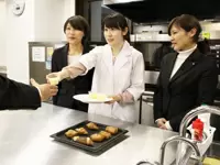 社内のテストキッチンでは、お客様を招いて試食会を行っています。取り組みはとても好評です！