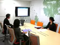 壁紙を変えたミーティングルーム！社員みんなの意見を取り入れて、より良い会社を目指しています。