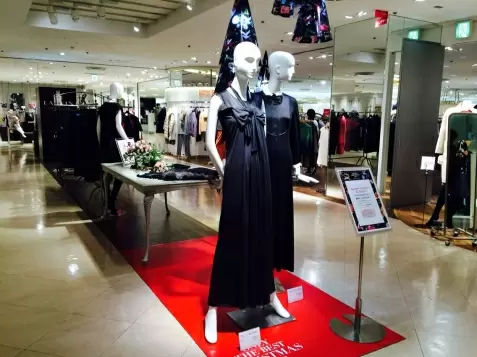 【ランバン コレクション】エレガンスでシャープなラインナップ。現代女性のためのファッションブランド。