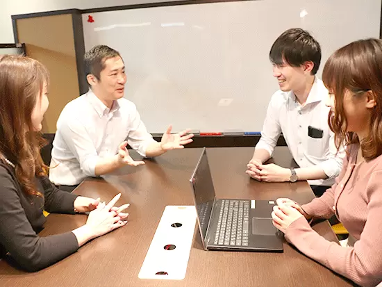 営業社員は20～50代と幅広い年代が活躍中！仕事終わりにはみんなで飲みにいくことも…♪