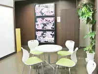社内のMTGスペース。　観葉植物やTVのディスプレイなどこだわりのあるオフィスです。