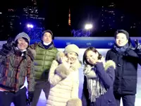 みんなでスケートに行ったときの様子。仕事帰りに遊びに行くことも多々あります。