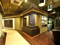 セレブや芸能人が集まる、美しい店舗が自慢。